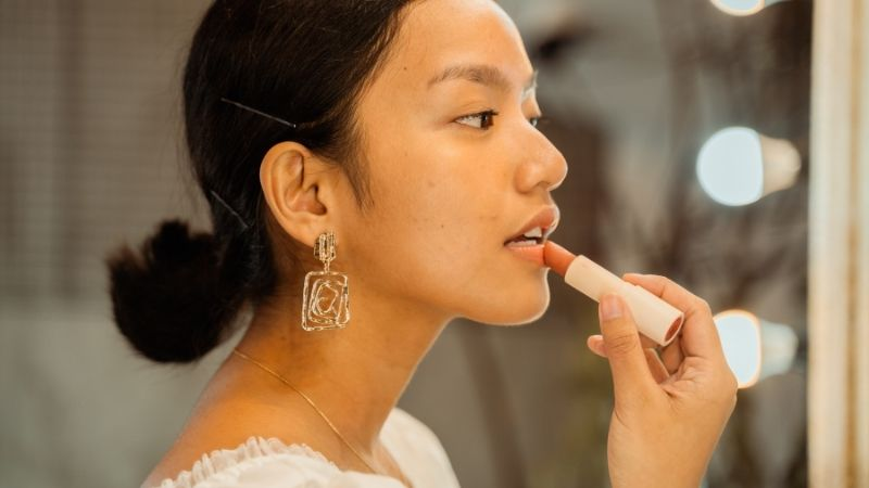 Khi nào màu son không phải là vấn đề và cần quan tâm đến sức khỏe đôi môi?