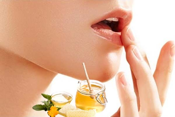 Các bước dưỡng môi hồng tự nhiên tại nhà hiệu quả