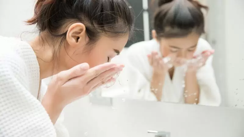 Vì sao chỉ rửa mặt thôi chưa đủ để làm sạch lớp make up nhẹ và kem chống nắng?