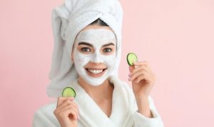 Mặt nạ tự làm tại nhà cho tuổi teen: Bí quyết có làn da xinh không lo mụn Chào bạn! Bước vào tuổi teen, có phải bạn đang thấy làn da của mình bỗng dưng "ẩm ương" khó chiều hơn đúng không? Mụn nè, rồi thì da lúc đổ dầu bóng lưỡng, lúc lại khô căng khó chịu. Đừng lo lắng nha, đây là những thay đổi rất bình thường của cơ thể khi bước vào tuổi dậy thì thôi. Hormone thay đổi làm tuyến bã nhờn hoạt động mạnh hơn, gây ra đủ thứ vấn đề trên da. Thay vì vội vàng tìm đến các sản phẩm hóa mỹ phẩm, sao mình không thử làm quen với những loại mặt nạ "made by teen" từ các nguyên liệu thiên nhiên ngay tại nhà nhỉ? Vừa an toàn, lành tính, tiết kiệm mà hiệu quả cũng "không phải dạng vừa đâu" đó! Hôm nay, mình sẽ cùng bạn khám phá thế giới mặt nạ tự làm tại nhà cực kỳ đơn giản nhưng lại là bí quyết để có làn da xinh xắn, tạm biệt nỗi lo về mụn và các vấn đề khác của tuổi teen nhé! Tại sao da tuổi teen "ẩm ương" và cần được chăm sóc đặc biệt? Như mình vừa nói đó, tuổi dậy thì là giai đoạn cơ thể có nhiều biến động, đặc biệt là về hormone. Điều này ảnh hưởng trực tiếp đến làn da của chúng mình. Những vấn đề da thường gặp ở tuổi dậy thì Thường thì ở độ tuổi này, các bạn dễ gặp phải: Mụn trứng cá: Đây là "vị khách không mời mà đến" phổ biến nhất. Tuyến bã nhờn hoạt động mạnh, kết hợp với tế bào chết và bụi bẩn làm tắc nghẽn lỗ chân lông, tạo môi trường lý tưởng cho vi khuẩn gây mụn phát triển. Mụn có thể xuất hiện dưới nhiều dạng: mụn đầu đen, mụn đầu trắng, mụn bọc, mụn mủ... Da đổ nhiều dầu: Da lúc nào cũng trong tình trạng bóng nhẫy, đặc biệt là vùng chữ T (trán, mũi, cằm). Điều này không chỉ gây mất thẩm mỹ mà còn là nguyên nhân chính dẫn đến mụn. Lỗ chân lông to: Da dầu thường đi kèm với lỗ chân lông to hơn bình thường do phải "thoát" nhiều bã nhờn. Da nhạy cảm, dễ kích ứng: Một số bạn có làn da khá "mong manh", dễ bị đỏ, ngứa hoặc châm chích khi dùng các sản phẩm không phù hợp. Da khô, bong tróc: Dù ít gặp hơn da dầu mụn, nhưng một số bạn ở tuổi teen vẫn có thể gặp tình trạng da khô, thiếu ẩm, đặc biệt là vào mùa hanh khô. Chăm sóc da ở tuổi dậy thì không chỉ giúp giải quyết các vấn đề hiện tại mà còn là nền tảng quan trọng cho làn da khỏe mạnh sau này. Lợi ích khi dùng mặt nạ tự làm tại nhà Sử dụng mặt nạ tự làm từ nguyên liệu thiên nhiên mang lại nhiều lợi ích đáng kể cho làn da tuổi teen: An toàn, lành tính: Hầu hết các nguyên liệu đều là những thứ quen thuộc trong nhà bếp, ít chứa hóa chất độc hại, giảm thiểu nguy cơ kích ứng cho làn da nhạy cảm của tuổi dậy thì. Hiệu quả cho từng vấn đề cụ thể: Tùy thuộc vào loại da và vấn đề đang gặp phải (mụn, dầu, khô...), bạn có thể lựa chọn các nguyên liệu phù hợp để tạo ra loại mặt nạ "đặc trị" cho riêng mình. Tiết kiệm chi phí: So với việc mua các loại mặt nạ hay sản phẩm chăm sóc da đắt tiền, mặt nạ tự làm có chi phí rất hợp lý, phù hợp với túi tiền của đa số các bạn teen. Dễ thực hiện: Cách làm mặt nạ tại nhà thường rất đơn giản, không cầu kỳ, ai cũng có thể làm được. Mang lại cảm giác thư giãn: Việc dành thời gian chăm sóc da cũng là một cách để bạn thư giãn, xả stress sau những giờ học căng thẳng. Mình nhớ hồi mình bằng tuổi các bạn bây giờ, da cũng đổ dầu và lên mụn nhiều lắm. Lúc đó chưa có nhiều thông tin về chăm sóc da như bây giờ, mình hay lấy lòng trắng trứng đắp mặt vì nghe nói nó giúp se khít lỗ chân lông. Đúng là sau khi đắp xong thấy da căng hơn thật, nhưng quan trọng là cảm giác mình được tự tay chăm sóc cho bản thân, thấy vui và yêu làn da mình hơn. Khám phá các nguyên liệu "vàng" từ căn bếp nhà bạn cho mặt nạ tuổi teen Ngay trong căn bếp quen thuộc của gia đình, có vô vàn nguyên liệu tuyệt vời mà bạn có thể tận dụng để làm mặt nạ dưỡng da. Cùng điểm danh một vài "ứng cử viên" sáng giá nhé: Mật ong: "Khắc tinh" của mụn và khuẩn Mật ong không chỉ là thực phẩm tốt cho sức khỏe mà còn là "thần dược" cho làn da, đặc biệt là da mụn tuổi teen. Mật ong có tính kháng khuẩn, chống viêm tự nhiên, giúp tiêu diệt vi khuẩn gây mụn, giảm sưng đỏ và làm dịu da. Nó còn là chất giữ ẩm tự nhiên, giúp da mềm mại, không bị khô căng sau khi rửa mặt. Sữa chua không đường: Dưỡng ẩm và làm dịu da Sữa chua không đường chứa axit lactic, một loại AHA tự nhiên giúp tẩy tế bào chết nhẹ nhàng, làm sáng da và cải thiện kết cấu da. Probiotics trong sữa chua còn giúp cân bằng hệ vi sinh trên da, hỗ trợ giảm mụn. Sữa chua cũng có khả năng dưỡng ẩm và làm dịu da rất tốt. Yến mạch: Tẩy tế bào chết nhẹ nhàng Yến mạch xay mịn là một chất tẩy tế bào chết vật lý rất nhẹ nhàng, phù hợp với làn da nhạy cảm của tuổi teen. Nó giúp loại bỏ tế bào chết, bụi bẩn và dầu thừa, làm thông thoáng lỗ chân lông. Yến mạch còn chứa beta-glucan giúp làm dịu da bị kích ứng và giữ ẩm. Bơ: Cứu tinh cho làn da khô Quả bơ giàu chất béo lành mạnh, vitamin E và các chất chống oxy hóa, là lựa chọn tuyệt vời cho làn da khô, thiếu ẩm. Bơ giúp cung cấp độ ẩm sâu, nuôi dưỡng da mềm mại, mịn màng và đàn hồi tốt hơn. Chuối: Cung cấp vitamin cho da sáng khỏe Chuối chứa nhiều vitamin (đặc biệt là vitamin A, C, E) và khoáng chất, giúp nuôi dưỡng da khỏe mạnh. Chuối nghiền có thể giúp dưỡng ẩm cho da khô, làm dịu da bị kích ứng và cung cấp năng lượng cho da tươi sáng. Nghệ: Giảm thâm, kháng viêm hiệu quả Nghệ chứa curcumin, một hợp chất có khả năng chống viêm và chống oxy hóa cực mạnh. Nghệ giúp giảm sưng đỏ do mụn, hỗ trợ làm mờ vết thâm mụn và làm sáng da. Tuy nhiên, cần cẩn thận vì nghệ tươi có thể gây vàng da tạm thời. Nên dùng bột nghệ nguyên chất hoặc kết hợp với các nguyên liệu khác để giảm tình trạng này. Nha đam: Làm dịu và cấp ẩm Gel nha đam là "người bạn" thân thiết của làn da, đặc biệt là da mụn và da bị cháy nắng. Nha đam có tính làm mát, chống viêm, giúp làm dịu da bị kích ứng, giảm sưng đỏ và cung cấp độ ẩm cần thiết. Trứng gà: Se khít lỗ chân lông (lòng trắng) và dưỡng ẩm (lòng đỏ) Lòng trắng trứng gà chứa protein giúp làm săn chắc da và se khít lỗ chân lông tạm thời. Lòng đỏ trứng gà giàu vitamin A, E và chất béo, rất tốt cho việc dưỡng ẩm và nuôi dưỡng da khô. Công thức mặt nạ tự làm "chuẩn không cần chỉnh" cho từng loại da tuổi teen Bây giờ, chúng mình cùng bắt tay vào làm những loại mặt nạ siêu đơn giản mà hiệu quả cho từng vấn đề da nhé! Mặt nạ cho da mụn và da dầu Da mụn và da dầu cần những loại mặt nạ giúp làm sạch sâu, kiểm soát dầu nhờn và kháng viêm. Công thức 1: Mật ong và Bột nghệ Nguyên liệu: 2 thìa cà phê mật ong nguyên chất, 1/2 thìa cà phê bột nghệ. Cách làm: Trộn đều mật ong và bột nghệ thành hỗn hợp sền sệt. Cách dùng: Rửa mặt sạch, thoa đều hỗn hợp lên da, tránh vùng mắt và môi. Để yên trong 10-15 phút. Rửa sạch lại với nước ấm. Tác dụng: Kháng viêm, kháng khuẩn, giảm sưng đỏ mụn, hỗ trợ làm mờ vết thâm. Tips nhỏ: Bột nghệ có thể làm vàng da nhẹ, bạn có thể dùng sữa tươi không đường hoặc sữa chua để rửa lại lần cuối giúp làm sạch màu vàng. Công thức 2: Sữa chua không đường và Yến mạch Nguyên liệu: 2 thìa canh sữa chua không đường, 1 thìa canh bột yến mạch (có thể xay mịn hoặc để nguyên hạt vỡ). Cách làm: Trộn đều sữa chua và yến mạch thành hỗn hợp sền sệt. Cách dùng: Rửa mặt sạch, thoa hỗn hợp lên da. Massage nhẹ nhàng theo chuyển động tròn trong 1-2 phút để tẩy tế bào chết. Để yên thêm 10-15 phút. Rửa sạch lại với nước mát. Tác dụng: Tẩy tế bào chết nhẹ nhàng, làm sạch sâu, kiểm soát dầu nhờn, làm dịu da mụn. Công thức 3: Nha đam và Mật ong Nguyên liệu: 2 thìa canh gel nha đam tươi (lấy từ lá nha đam, bỏ phần vỏ xanh), 1 thìa cà phê mật ong. Cách làm: Trộn đều gel nha đam và mật ong. Bạn có thể cho vào máy xay sinh tố xay cho hỗn hợp mịn hơn. Cách dùng: Rửa mặt sạch, thoa đều hỗn hợp lên da. Để yên trong 15-20 phút. Rửa sạch lại với nước mát. Tác dụng: Làm dịu da sưng viêm do mụn, cấp ẩm, hỗ trợ làm lành vết thương do mụn. Mặt nạ cho da khô và da hỗn hợp thiên khô Da khô cần được cung cấp đủ độ ẩm để mềm mại, mịn màng và tránh tình trạng bong tróc. Công thức 1: Bơ và Mật ong Nguyên liệu: 1/4 quả bơ chín, 1 thìa cà phê mật ong. Cách làm: Nghiền nhuyễn bơ, trộn đều với mật ong thành hỗn hợp sệt. Cách dùng: Rửa mặt sạch, thoa đều hỗn hợp lên da. Để yên trong 15-20 phút. Rửa sạch lại với nước ấm. Tác dụng: Cung cấp độ ẩm sâu, nuôi dưỡng da khô mềm mại, mịn màng. Công thức 2: Chuối và Mật ong Nguyên liệu: 1/2 quả chuối chín, 1 thìa cà phê mật ong. Cách làm: Nghiền nhuyễn chuối, trộn đều với mật ong. Cách dùng: Rửa mặt sạch, thoa đều hỗn hợp lên da. Để yên trong 15-20 phút. Rửa sạch lại với nước ấm. Tác dụng: Dưỡng ẩm, cung cấp vitamin, giúp da sáng khỏe. Công thức 3: Lòng đỏ trứng gà và Mật ong Nguyên liệu: 1 lòng đỏ trứng gà, 1 thìa cà phê mật ong. Cách làm: Đánh tan lòng đỏ trứng gà, trộn đều với mật ong. Cách dùng: Rửa mặt sạch, thoa đều hỗn hợp lên da. Để yên trong 15-20 phút. Rửa sạch lại với nước ấm. Tác dụng: Cung cấp độ ẩm và dưỡng chất dồi dào cho da khô. Mặt nạ làm sáng da và mờ thâm Những vết thâm mụn cứng đầu luôn là nỗi ám ảnh của tuổi teen. Các loại mặt nạ này sẽ giúp hỗ trợ làm sáng da và mờ thâm hiệu quả. Công thức 1: Sữa chua không đường và Nghệ Nguyên liệu: 2 thìa canh sữa chua không đường, 1/2 thìa cà phê bột nghệ. Cách làm: Trộn đều thành hỗn hợp sệt. Cách dùng: Rửa mặt sạch, thoa đều hỗn hợp lên da. Để yên trong 15-20 phút. Rửa sạch lại với nước ấm. Tác dụng: Làm sáng da, hỗ trợ mờ vết thâm, kháng viêm. (Tương tự công thức cho da mụn nhưng tập trung vào khả năng làm sáng của nghệ và sữa chua). Công thức 2: Khoai tây và Sữa chua Nguyên liệu: 1/4 củ khoai tây luộc chín hoặc xay nhuyễn, 2 thìa canh sữa chua không đường. Cách làm: Nghiền nhuyễn khoai tây (nếu luộc) hoặc xay nhuyễn (nếu dùng sống), trộn đều với sữa chua thành hỗn hợp sệt. Cách dùng: Rửa mặt sạch, thoa đều hỗn hợp lên da. Để yên trong 15-20 phút. Rửa sạch lại với nước mát. Tác dụng: Khoai tây chứa vitamin C và enzyme giúp làm sáng da, mờ thâm. Kết hợp với sữa chua tăng hiệu quả làm sáng và dưỡng ẩm. Hướng dẫn chi tiết cách đắp mặt nạ tự làm tại nhà đúng cách Làm mặt nạ xong rồi thì đắp như thế nào để đạt hiệu quả tốt nhất đây? Cùng theo dõi các bước chi tiết nhé! Bước 1: Làm sạch da mặt Đây là bước cực kỳ quan trọng, quyết định hiệu quả của mặt nạ. Da cần được làm sạch hoàn toàn bụi bẩn, dầu thừa và lớp trang điểm (nếu có) để các dưỡng chất từ mặt nạ dễ dàng thẩm thấu. Bạn nên tẩy trang trước (dù không trang điểm, kem chống nắng cũng cần được làm sạch), sau đó dùng sữa rửa mặt phù hợp với loại da của mình. Rửa mặt nhẹ nhàng, tránh chà xát mạnh gây tổn thương da. Lau khô mặt bằng khăn mềm sạch hoặc bông tẩy trang. Bước 2: Chuẩn bị hỗn hợp mặt nạ Chuẩn bị đầy đủ nguyên liệu và trộn theo công thức đã chọn. Đảm bảo các nguyên liệu tươi sạch và dụng cụ trộn rửa sạch sẽ. Bước 3: Thoa mặt nạ Dùng cọ sạch hoặc ngón tay sạch để thoa đều hỗn hợp mặt nạ lên da mặt. Bắt đầu từ vùng trán, sau đó đến hai bên má, mũi, cằm và cổ (nếu muốn). Tránh thoa quá sát vùng mắt và môi vì đây là vùng da nhạy cảm. Thoa một lớp vừa đủ, không quá dày hay quá mỏng. Bước 4: Thư giãn và đợi đủ thời gian Sau khi thoa mặt nạ xong, bạn nên nằm thư giãn, nhắm mắt lại và để mặt nạ phát huy tác dụng. Thời gian lý tưởng để đắp mặt nạ tự làm thường là từ 15 đến 20 phút. Không nên để mặt nạ quá khô hoặc quá lâu trên da vì có thể hút ẩm ngược, làm da bị khô hơn. Bước 5: Rửa sạch mặt Khi hết thời gian, bạn dùng nước ấm để làm ẩm mặt nạ, sau đó nhẹ nhàng rửa sạch. Có thể dùng tay hoặc bông mút hỗ trợ. Đảm bảo rửa sạch hoàn toàn lớp mặt nạ trên da, không để sót lại. Sau khi rửa sạch với nước ấm, bạn nên rửa lại nhanh bằng nước mát để giúp se khít lỗ chân lông. Bước 6: Các bước dưỡng da tiếp theo Sau khi đắp và rửa mặt nạ, da sẽ sạch và mềm mại. Lúc này, bạn nên tiếp tục các bước dưỡng da cơ bản như dùng toner (nước hoa hồng) để cân bằng da, sau đó thoa serum hoặc kem dưỡng ẩm để khóa ẩm và cung cấp dưỡng chất cho da. Mình nhớ có lần chị hàng xóm của mình, hồi đó chị ấy cũng là học sinh cấp 3, da chị bị mụn rất nhiều. Chị ấy kiên trì đắp mặt nạ mật ong với bột trà xanh xay mịn mỗi tuần 2 lần. Sau khoảng 2 tháng, mình thấy da chị cải thiện hẳn, mụn giảm đi đáng kể và vết thâm cũng mờ hơn. Điều đó cho thấy sự kiên trì và lựa chọn đúng loại mặt nạ rất quan trọng. Những lưu ý quan trọng khi đắp mặt nạ tự làm tại nhà cho tuổi teen Để việc đắp mặt nạ tự làm đạt hiệu quả tốt nhất và an toàn cho làn da tuổi teen, bạn cần ghi nhớ một vài điều sau nhé: Thử phản ứng trên vùng da nhỏ trước khi dùng cho cả mặt Da của mỗi người là khác nhau, và dù là nguyên liệu thiên nhiên thì vẫn có khả năng gây kích ứng đối với một số bạn có làn da quá nhạy cảm. Vì vậy, trước khi đắp mặt nạ lên toàn bộ khuôn mặt, bạn nên lấy một ít hỗn hợp thoa thử lên vùng da nhỏ ở quai hàm hoặc cổ tay. Quan sát trong khoảng 24 giờ, nếu không thấy dấu hiệu mẩn đỏ, ngứa rát hay khó chịu thì bạn có thể yên tâm sử dụng cho cả mặt. Tần suất đắp mặt nạ phù hợp Đắp mặt nạ quá nhiều lần trong tuần không những không giúp da đẹp hơn mà còn có thể gây "bội thực", làm mất đi lớp dầu tự nhiên bảo vệ da, khiến da dễ bị khô và kích ứng hơn. Đối với mặt nạ tự làm, tần suất lý tưởng là khoảng 1-2 lần mỗi tuần. Thời gian lưu mặt nạ trên da Như đã nói ở trên, thời gian đắp mặt nạ chỉ nên kéo dài khoảng 15-20 phút. Để quá lâu, đặc biệt là các loại mặt nạ có tính hút ẩm cao như đất sét (dù đất sét không phải nguyên liệu tự làm từ nhà bếp, nhưng đây là ví dụ để bạn dễ hình dung), có thể làm da bị khô căng và mất nước. Kết hợp với chế độ ăn uống và sinh hoạt lành mạnh Mặt nạ chỉ là một phần của quy trình chăm sóc da. Để có làn da khỏe đẹp thực sự, bạn cần kết hợp với chế độ ăn uống khoa học (hạn chế đồ ăn nhiều dầu mỡ, đường, đồ cay nóng; tăng cường rau xanh, trái cây), uống đủ nước, ngủ đủ giấc và giữ tinh thần thoải mái, tránh căng thẳng. Vệ sinh chăn gối, khăn mặt thường xuyên cũng giúp giảm vi khuẩn gây mụn. Lời kết: Tự tin tỏa sáng với làn da khỏe đẹp tuổi dậy thì Chăm sóc da tuổi dậy thì không quá phức tạp như bạn nghĩ đâu. Bắt đầu từ những thói quen đơn giản như làm sạch da đúng cách và tận dụng những nguyên liệu thiên nhiên có sẵn để làm mặt nạ là bạn đã và đang xây dựng nền tảng vững chắc cho làn da của mình rồi đó. Hãy kiên trì thực hiện đều đặn, lắng nghe làn da của mình để lựa chọn công thức mặt nạ phù hợp nhất. Đừng quên rằng, vẻ đẹp làn da không chỉ đến từ bên ngoài mà còn là sự phản chiếu của một cơ thể khỏe mạnh từ bên trong. Chúc bạn luôn tự tin và rạng rỡ với làn da xinh xắn, cùng nhau vượt qua những "ẩm ương" của tuổi teen và tận hưởng trọn vẹn quãng thời gian đẹp đẽ này nhé!